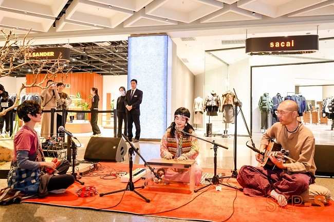 1731325581252736.jpg 4-音乐人石璐携乐队快闪演出.jpg